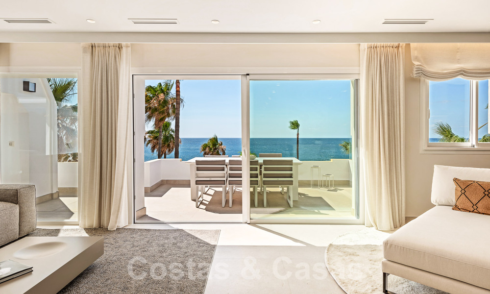 Ático contemporáneo reformado en venta en complejo en primera línea de playa con vistas frontales al mar, Nueva Milla de Oro entre Marbella y Estepona 52881