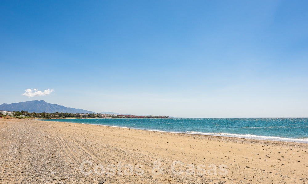 Ático contemporáneo reformado en venta en complejo en primera línea de playa con vistas frontales al mar, Nueva Milla de Oro entre Marbella y Estepona 52883