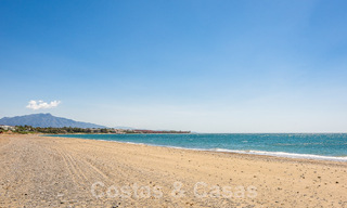 Ático contemporáneo reformado en venta en complejo en primera línea de playa con vistas frontales al mar, Nueva Milla de Oro entre Marbella y Estepona 52883 