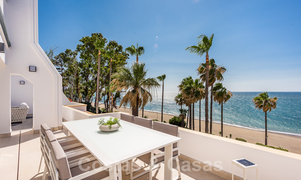 Ático contemporáneo reformado en venta en complejo en primera línea de playa con vistas frontales al mar, Nueva Milla de Oro entre Marbella y Estepona 52891