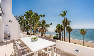 Ático contemporáneo reformado en venta en complejo en primera línea de playa con vistas frontales al mar, Nueva Milla de Oro entre Marbella y Estepona 52891 