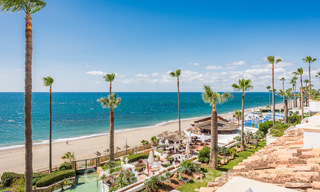 Ático contemporáneo reformado en venta en complejo en primera línea de playa con vistas frontales al mar, Nueva Milla de Oro entre Marbella y Estepona 52892 
