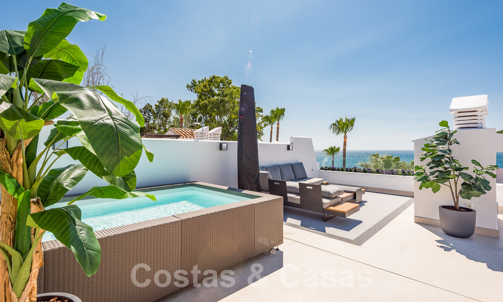 Ático contemporáneo reformado en venta en complejo en primera línea de playa con vistas frontales al mar, Nueva Milla de Oro entre Marbella y Estepona 52896