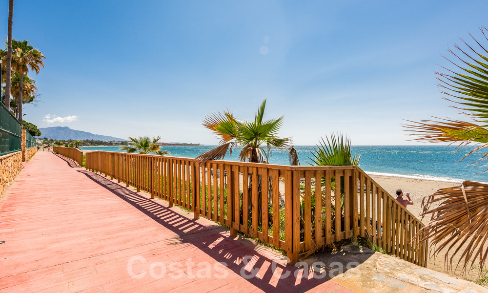 Ático contemporáneo reformado en venta en complejo en primera línea de playa con vistas frontales al mar, Nueva Milla de Oro entre Marbella y Estepona 52897