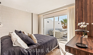 Ático contemporáneo reformado en venta en complejo en primera línea de playa con vistas frontales al mar, Nueva Milla de Oro entre Marbella y Estepona 52899 