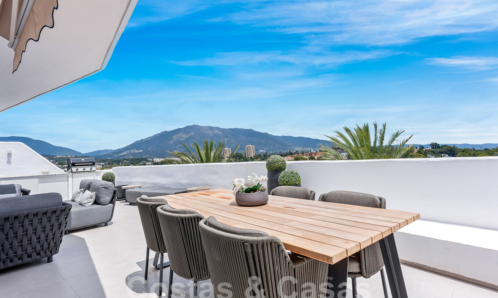 Moderno ático reformado en venta con vistas a la montaña y al mar en Nueva Andalucia, Marbella 53569