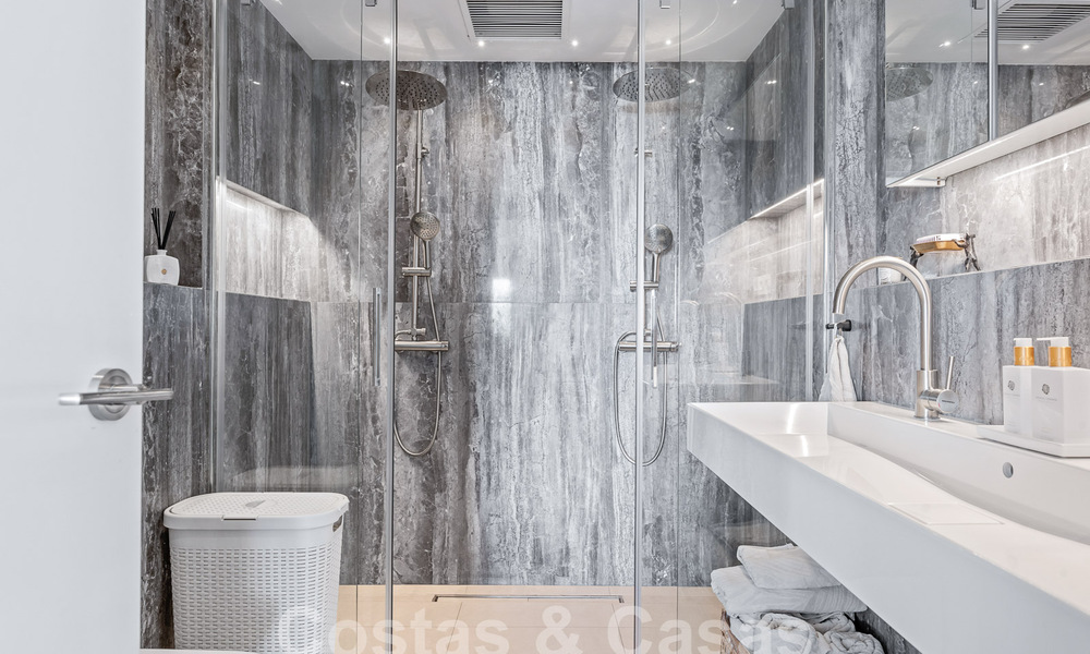 Moderno ático reformado en venta con vistas a la montaña y al mar en Nueva Andalucia, Marbella 53575