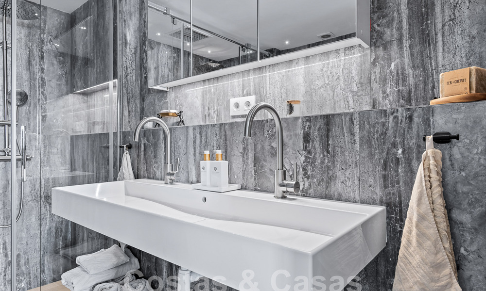 Moderno ático reformado en venta con vistas a la montaña y al mar en Nueva Andalucia, Marbella 53576