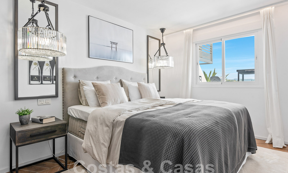 Moderno ático reformado en venta con vistas a la montaña y al mar en Nueva Andalucia, Marbella 53577