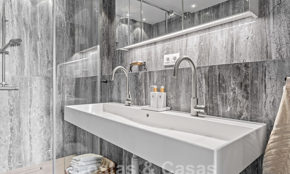 Moderno ático reformado en venta con vistas a la montaña y al mar en Nueva Andalucia, Marbella 53579