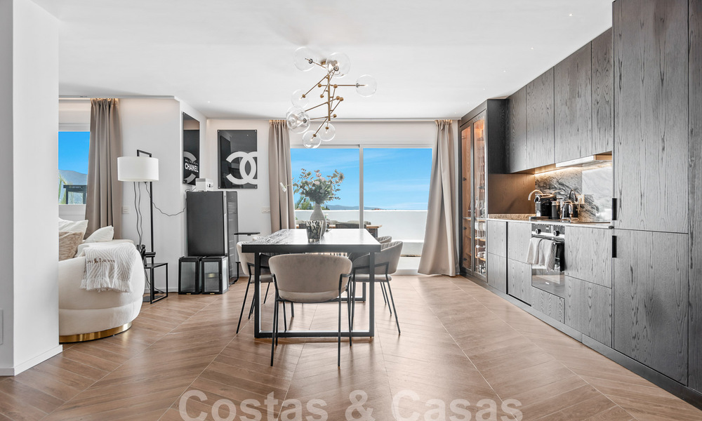 Moderno ático reformado en venta con vistas a la montaña y al mar en Nueva Andalucia, Marbella 53584