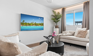 Moderno ático reformado en venta con vistas a la montaña y al mar en Nueva Andalucia, Marbella 53588 