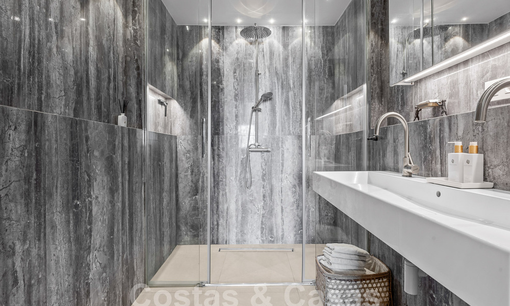 Moderno ático reformado en venta con vistas a la montaña y al mar en Nueva Andalucia, Marbella 53589