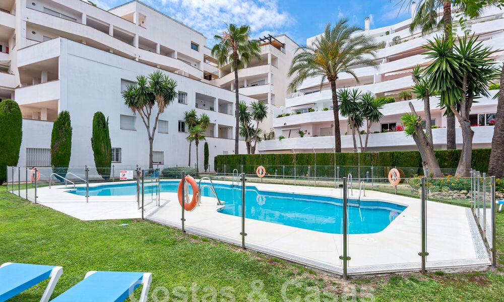 Moderno ático reformado en venta con vistas a la montaña y al mar en Nueva Andalucia, Marbella 53590