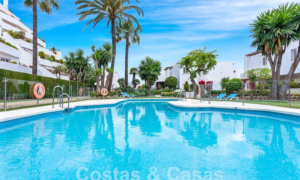 Moderno ático reformado en venta con vistas a la montaña y al mar en Nueva Andalucia, Marbella 53591