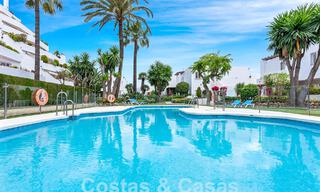 Moderno ático reformado en venta con vistas a la montaña y al mar en Nueva Andalucia, Marbella 53591 