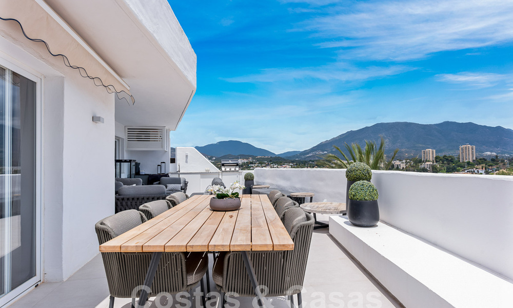 Moderno ático reformado en venta con vistas a la montaña y al mar en Nueva Andalucia, Marbella 53593