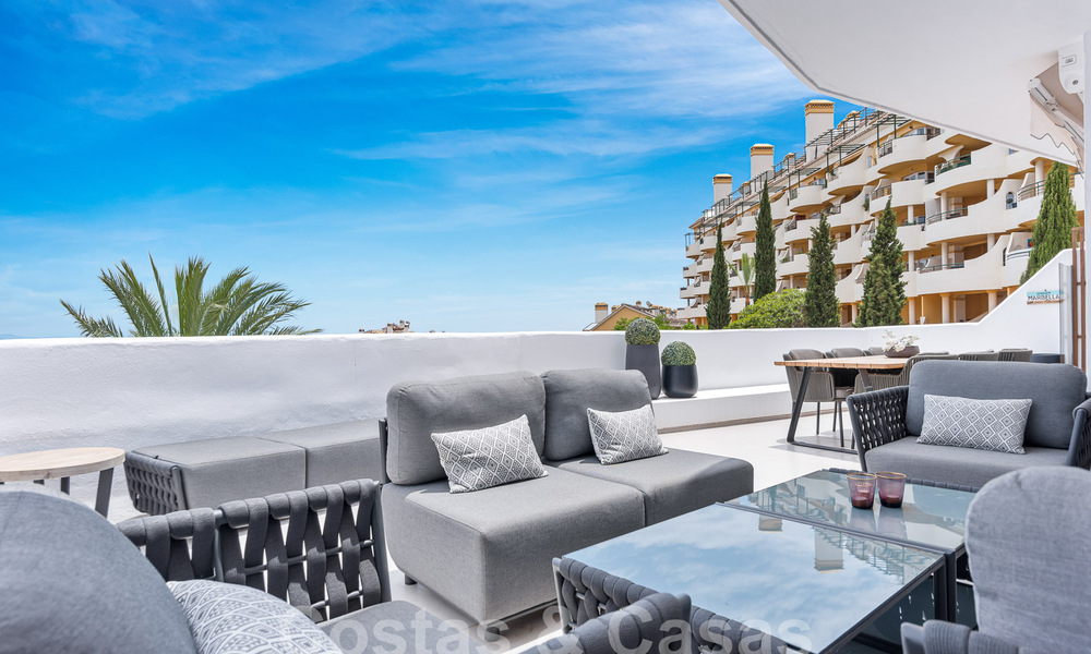 Moderno ático reformado en venta con vistas a la montaña y al mar en Nueva Andalucia, Marbella 53595