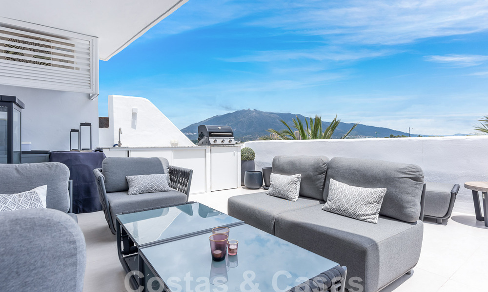 Moderno ático reformado en venta con vistas a la montaña y al mar en Nueva Andalucia, Marbella 53598