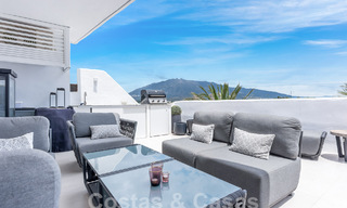 Moderno ático reformado en venta con vistas a la montaña y al mar en Nueva Andalucia, Marbella 53598 