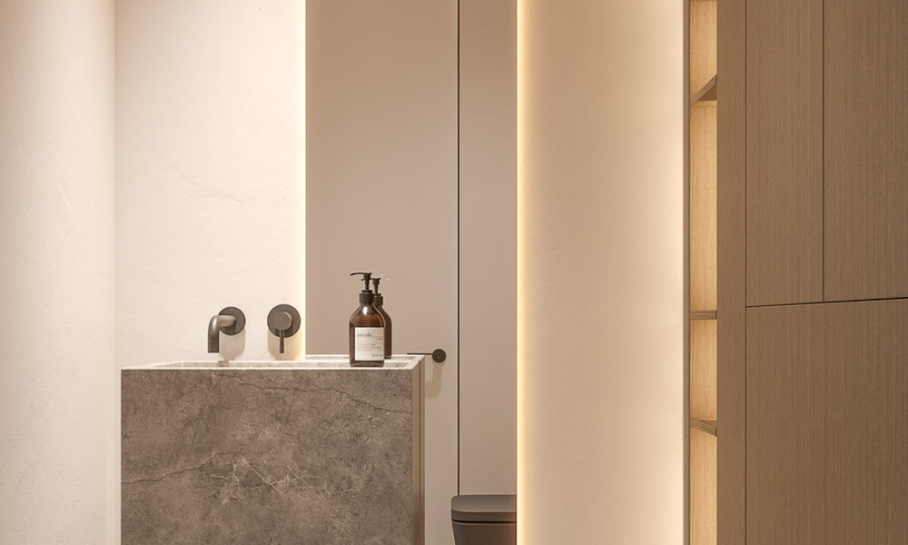 Sofisticado ático de lujo en venta en complejo en primera línea de playa en la Nueva Milla de Oro entre Marbella y Estepona 52997