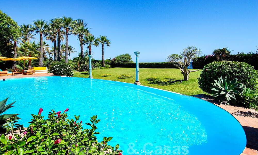 Villa en venta en primera linea de la playa, Marbella - Estepona 29606