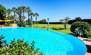 Villa en venta en primera linea de la playa, Marbella - Estepona 29606 