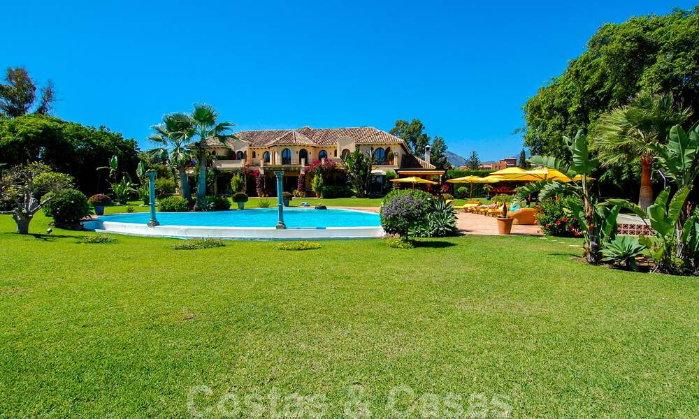 Villa en venta en primera linea de la playa, Marbella - Estepona 29607