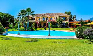 Villa en venta en primera linea de la playa, Marbella - Estepona 29608 