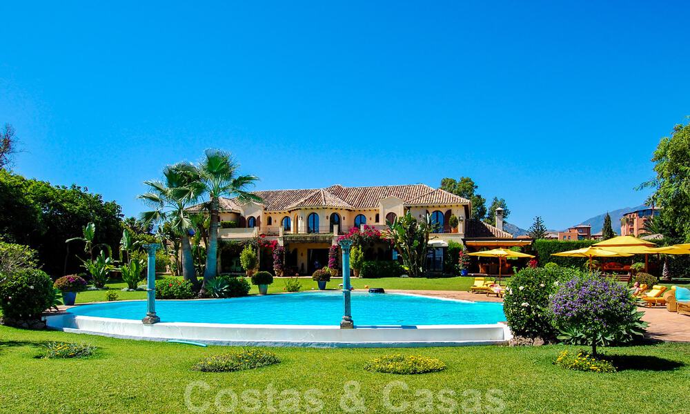 Villa en venta en primera linea de la playa, Marbella - Estepona 29609
