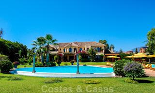 Villa en venta en primera linea de la playa, Marbella - Estepona 29609 