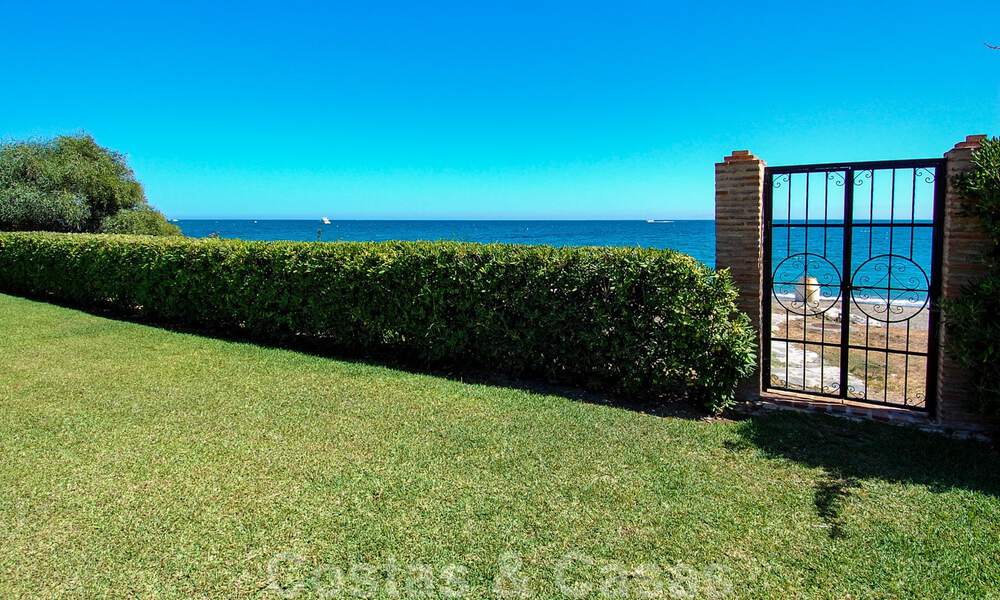 Villa en venta en primera linea de la playa, Marbella - Estepona 29611