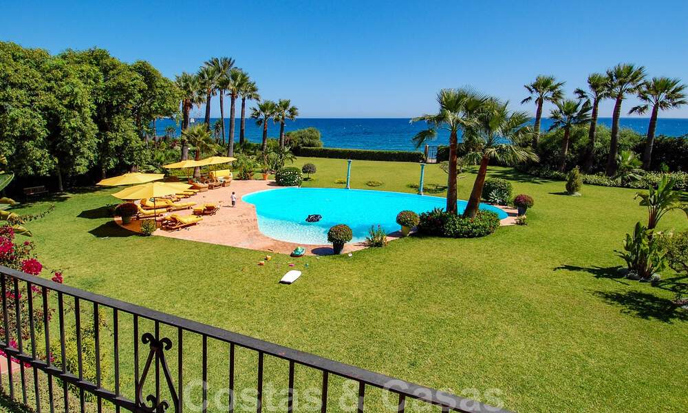 Villa en venta en primera linea de la playa, Marbella - Estepona 29613