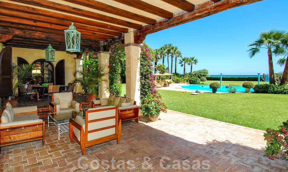 Villa en venta en primera linea de la playa, Marbella - Estepona 29624