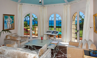 Villa en venta en primera linea de la playa, Marbella - Estepona 29628 