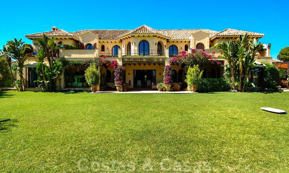 Villa en venta en primera linea de la playa, Marbella - Estepona 29630
