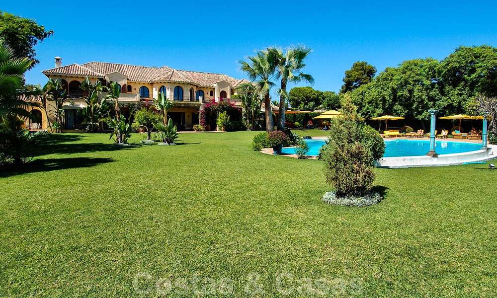 Villa en venta en primera linea de la playa, Marbella - Estepona 29631