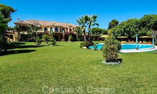 Villa en venta en primera linea de la playa, Marbella - Estepona 29631 