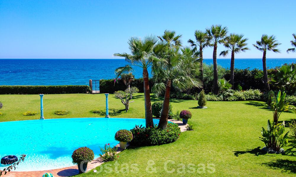 Villa en venta en primera linea de la playa, Marbella - Estepona 29636