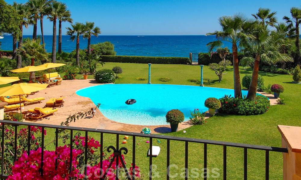 Villa en venta en primera linea de la playa, Marbella - Estepona 29638