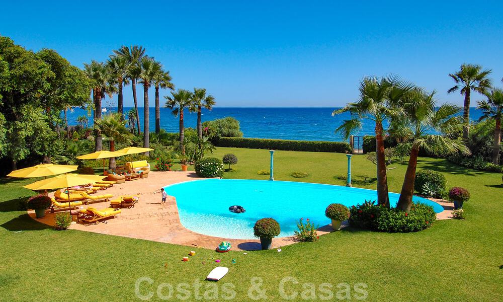 Villa en venta en primera linea de la playa, Marbella - Estepona 29640