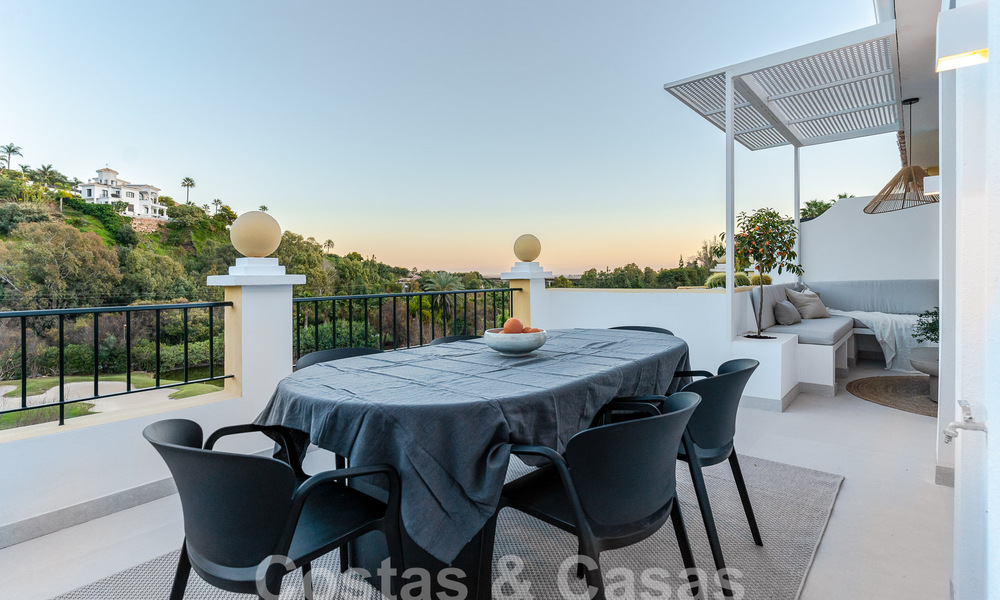 Apartamento reformado de calidad en venta con vistas a los campos de golf de La Quinta en Benahavis - Marbella 54352