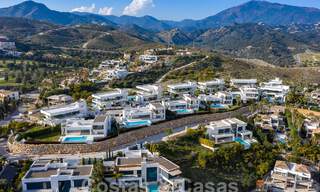 Villa modernista de lujo en venta con magnificas vistas al mar y al campo de golf en Benahavis - Marbella 54466 