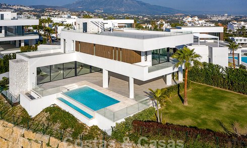 Villa modernista de lujo en venta con magnificas vistas al mar y al campo de golf en Benahavis - Marbella 54469