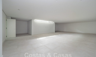 Villa modernista de lujo en venta con magnificas vistas al mar y al campo de golf en Benahavis - Marbella 54472 