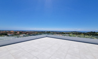 Villa modernista de lujo en venta con magnificas vistas al mar y al campo de golf en Benahavis - Marbella 54476 