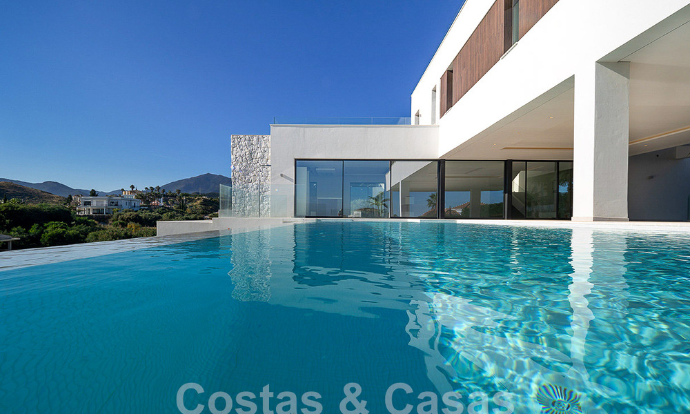 Villa modernista de lujo en venta con magnificas vistas al mar y al campo de golf en Benahavis - Marbella 54486