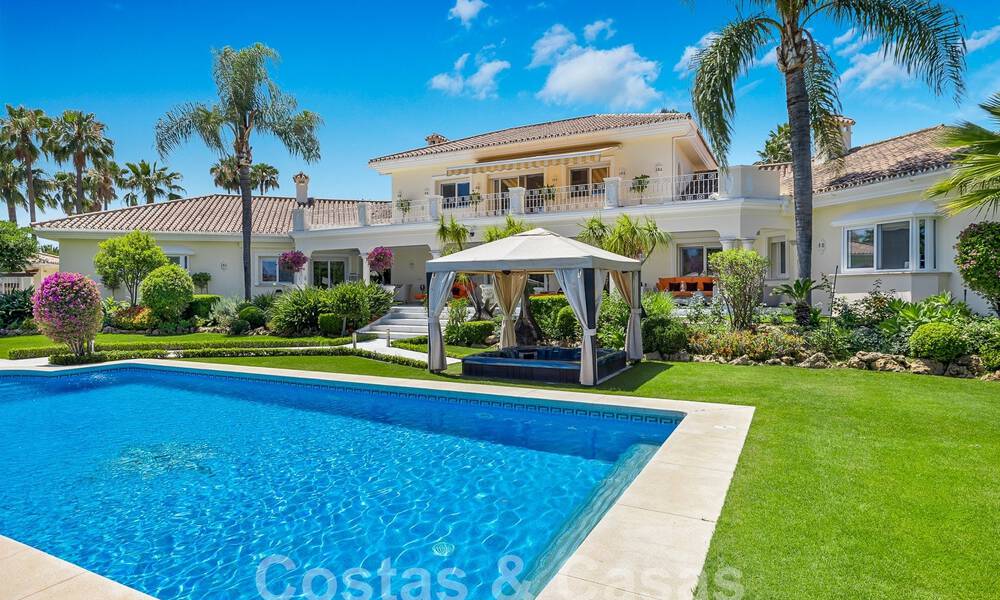 Villa mediterránea de lujo en venta con 6 dormitorios en un entorno privilegiado de golf en el valle de Nueva Andalucia, Marbella 53186