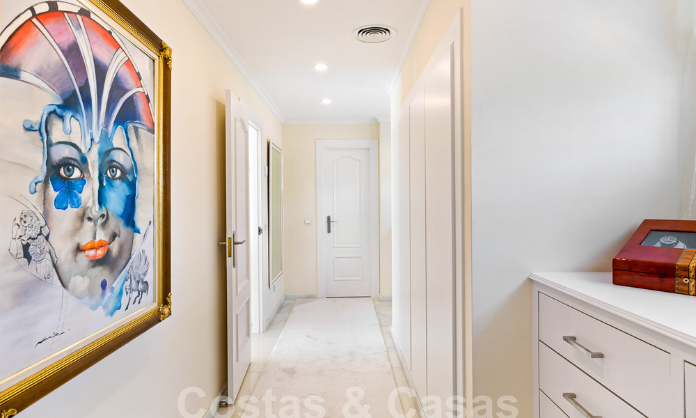 Villa mediterránea de lujo en venta con 6 dormitorios en un entorno privilegiado de golf en el valle de Nueva Andalucia, Marbella 53219