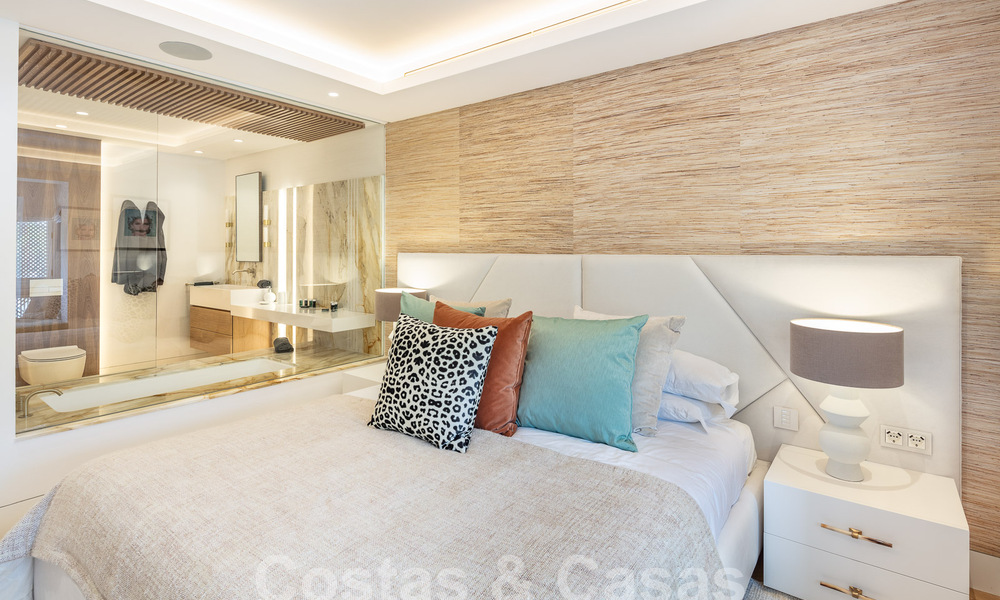 Ático superior en primera línea de playa en venta con vistas frontales al mar en Puente Romano en la Milla de Oro de Marbella 52900